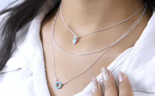 كيفية تنسيق القلائد على شكل طبقات