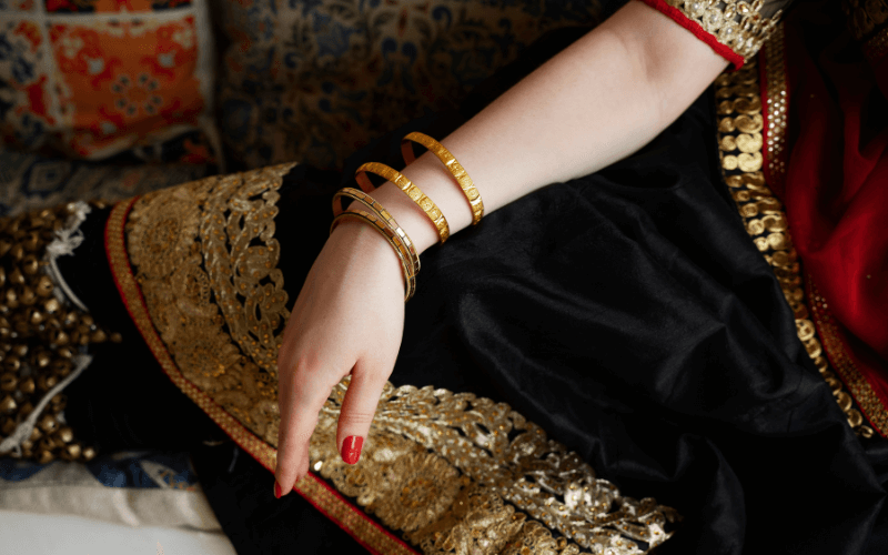 How to Style Jewelry with Abayas and Evening Dresses